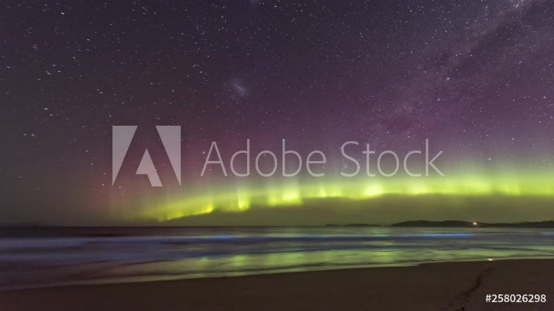 Afbeeldingen van Incredible time lapse of the Southern Lights or Aurora Australis from a beach in Tasmania bioluminescence in the breaking waves